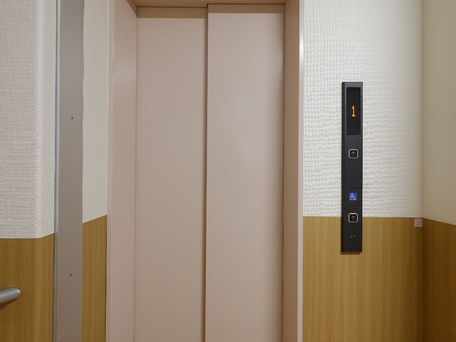 清潔な居室のクローゼット エレベーター 効率的に収納ができる居室のクローゼットです。整理整頓がしやすいシンプルな造りで、仕事に必要な衣類などを管理しやすくなっています。