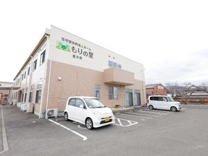 広々とした外観の施設