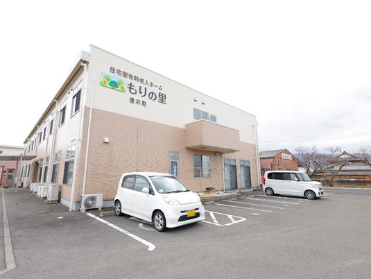 広々とした外観の施設