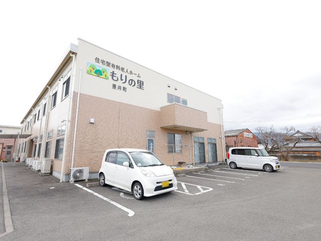 広々とした外観の施設 外観 清潔感のある明るい施設の外観で、駐車スペースも整備されております。ケアを通じて、多くの方のサポートに携われるやりがいのある職場です。