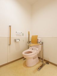 バリアフリー設計のトイレ