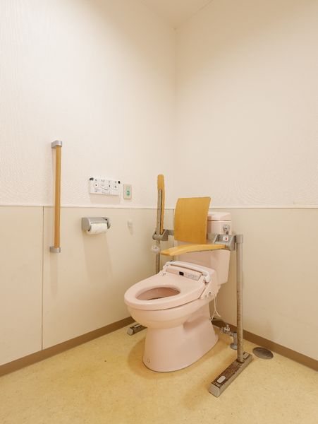 バリアフリー設計のトイレ