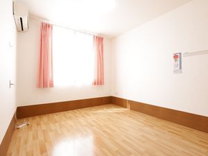 清潔な居室のエアコン付き