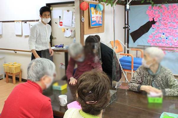 和やかな集いの場面