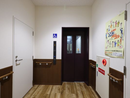 廊下のエレベーター付近