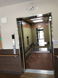 エレベーター内部
