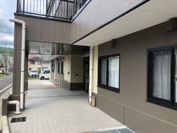 エントランスの明るい風景