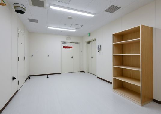 広い白い廊下