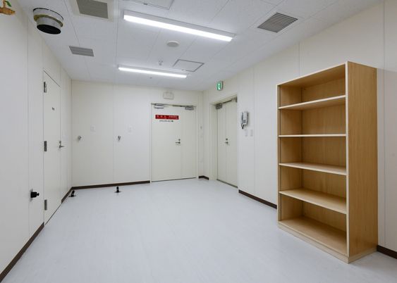 広い白い廊下