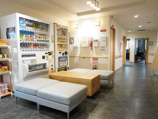 休憩室の自動販売機とベンチ