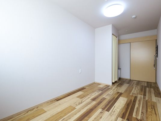 シンプルな居室の一角