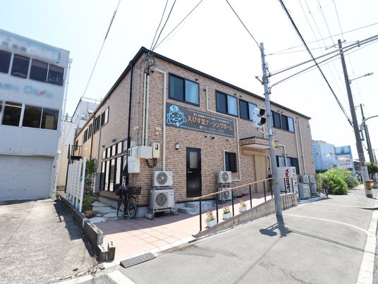 レンガ造りの建物外観