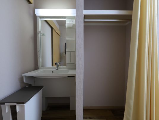 整った洗面台の居室