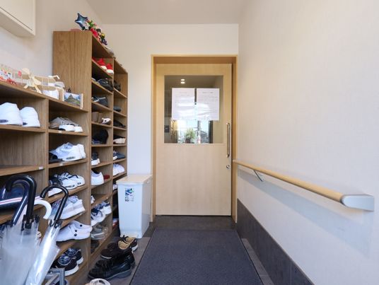 玄関と靴棚のある廊下
