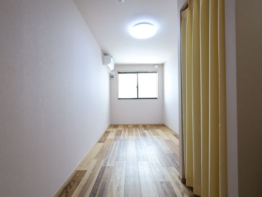 シンプル明るい居室