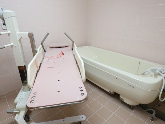 バリアフリー設計の浴室