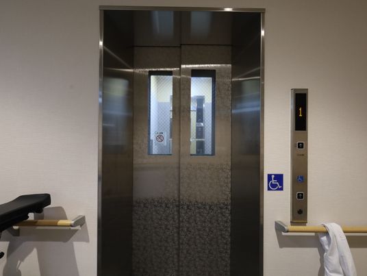 バリアフリー設計のエレベーター