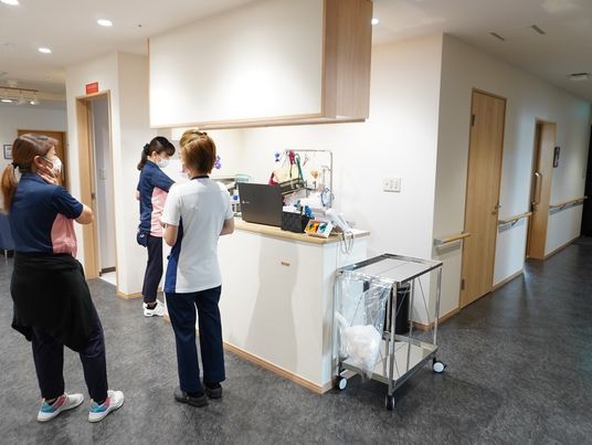 スタッフが作業する廊下