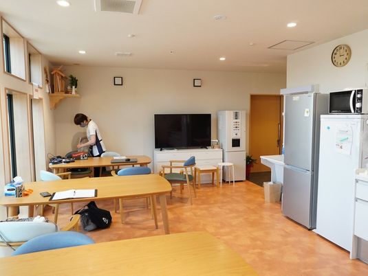 明るい共有リビングの様子