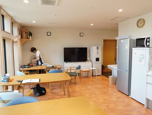 明るい共有リビングの様子