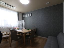 居室のデスクとソファ