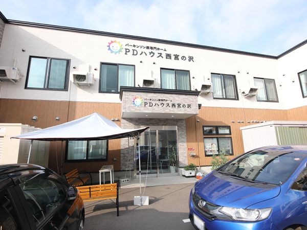 明るい外観の建物