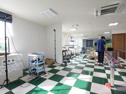 床にチェッカーパターンの機能訓練室