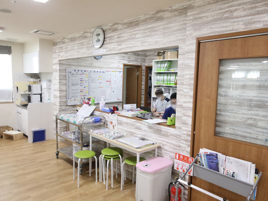 木目調の壁の受付エリア