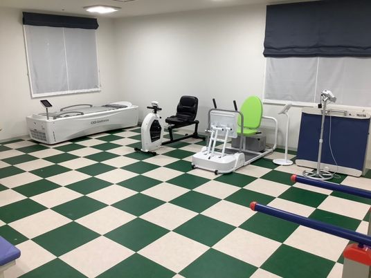 リハビリ機器が並ぶ部屋