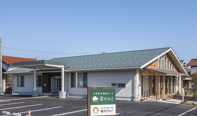 屋根と駐車場のある外観