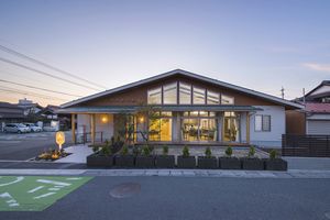 温かみある建物外観