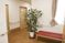 植物とベンチの廊下