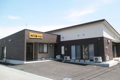 優しい色合いの外観