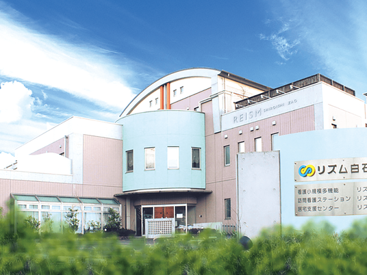 明るい外観の建物  