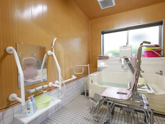 バリアフリーの浴室設備