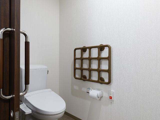 バリアフリートイレ設備 トイレ 安全を考慮したトイレには手すりが取り付けてあり、快適にご使用いただける工夫がされています。安心の環境でお仕事をしませんか。