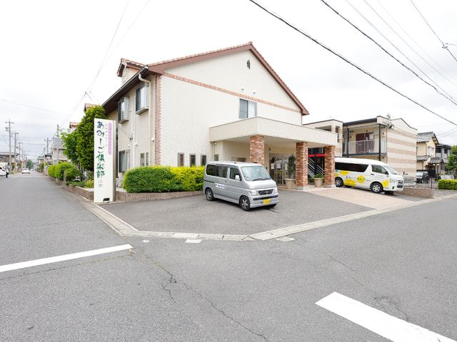 ケア施設の外観 外観 ゆったりとした駐車スペースを備え、利用者の送迎にも配慮されています。優しい色合いの建物が、安らぎを与える空間です。