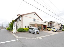 明るい外観の一角