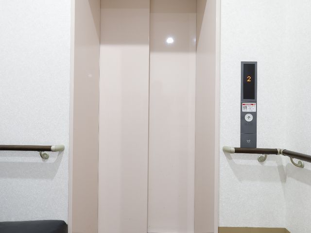 収納棚のアップ エレベーター 清潔感のあるシンプルな収納スペースです。個人の荷物を整理して保管するのに適しており、使い勝手を追求した設計になっています。