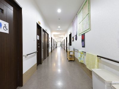 廊下の壁にアート飾る