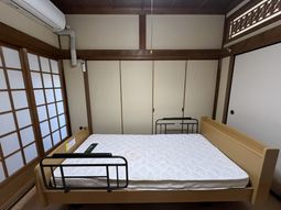 木製ベッドのある居室