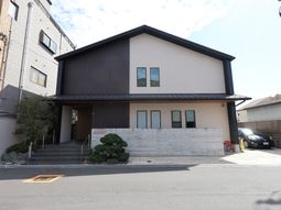 モダンな建物の正面外観