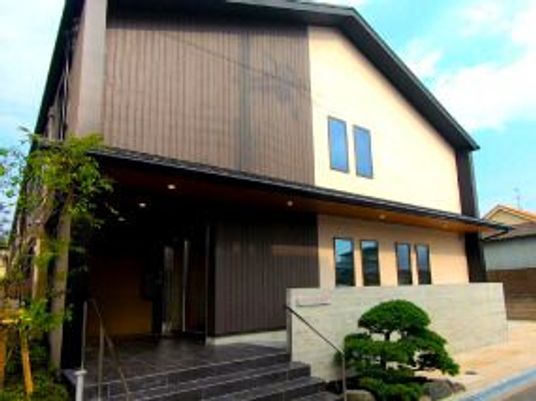 モダンな外観の建物