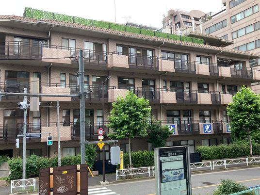外観が見える建物前  