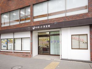 レンガ造りの建物外観  