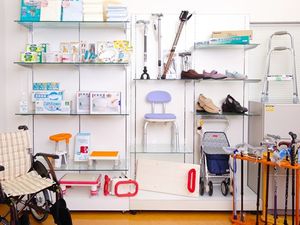 介護用品が並ぶ理美容室  