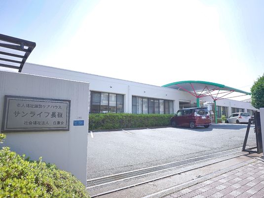 広々とした施設の外観