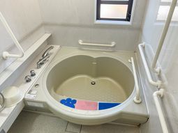 ゆったり入浴できる浴室