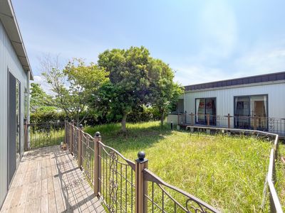 広々とした明るい中庭