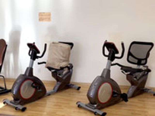 訓練用自転車のある部屋 機能訓練室   自然光の差し込む訓練室には、最新の訓練用自転車が完備されています。快適な環境です。